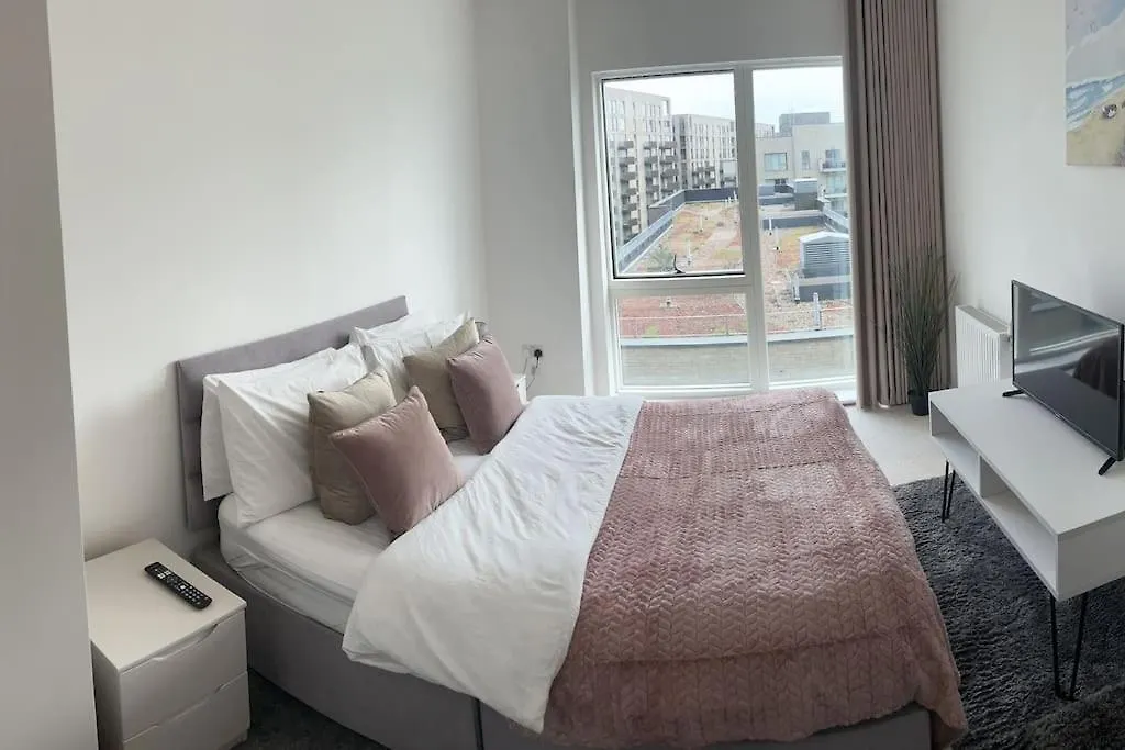 Apartment Contemporary Urban Retreat, 2-Bedroom Haven By London City Airport